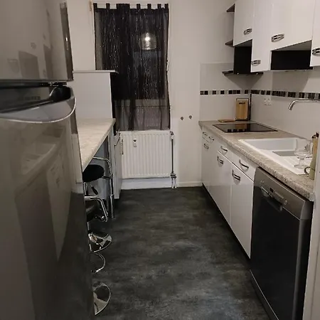 Stylish 1-bedroom Flat With Beautiful Terrace , For A Cosy Retreat 公寓 *